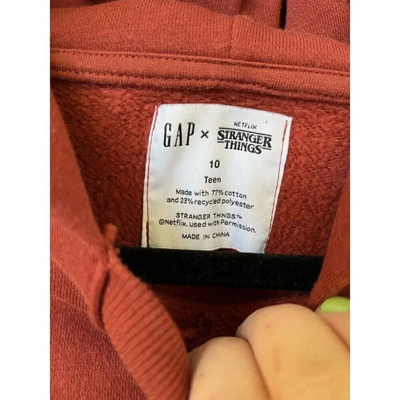 Gap x Stranger Things season 4 sz 10 (teen) Red Upside Down Logo Limited Edition - Picture 4 of 7